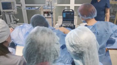 Tıp fakültesi öğrencileri bir cerrahi operasyon, gözlem ve uygulamayı ziyaret ettiler. Bir cerrahın işi. Dikey video