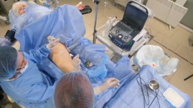 Venöz damar ameliyatının cerrahi kliniği için ameliyathanede bulunan bir phlebologist varisli damarlar için bacakları ameliyat eder. Modern, yenilikçi bir ameliyat tekniği. Dikey video
