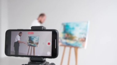 Resim çizmek için çevrimiçi video eğitimi. Atölyede yağlı boya resim yapma süreci. Şövaleye resim çiziyorum.