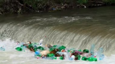 İnsanların gereksiz yere çöp kullanması. Biyosferin plastikle kirlenmesi. Plastiksiz. Çöp öğütme sorunu. Dikey video