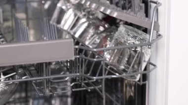 Bulaşık makinesindeki temiz, parlak bulaşıklar. Mutfaktaki temizlik kavramı. Dikey video