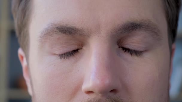 Портрет Молодого Человека Смотрящего Камеру Широко Открывающего Глаза Красивые Голубые — стоковое видео
