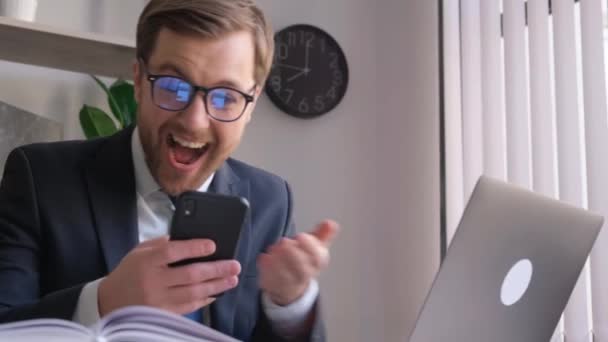 Ofisinde Akıllı Telefonu Olan Çılgın Bir Işadamı Kendini Mutlu Enerjik — Stok video