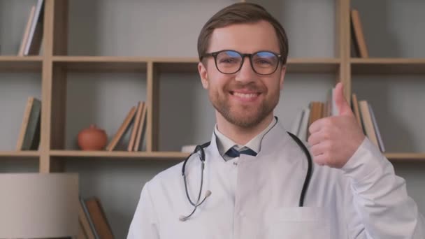 Retrato Médico Varón Positivo Posando Pulgares Hacia Arriba Sonriendo Cámara — Vídeos de Stock