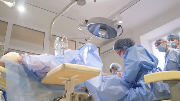 Studenti Medicíny Provádějí Chirurgii Opravdové Operaci Nemocnici Trénink Doktora Svislé — Stock video