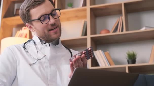 Mężczyzna Lekarz Mówi Zaleca Pigułki Podczas Patrzenia Ekranie Komputera Rozmowy — Wideo stockowe