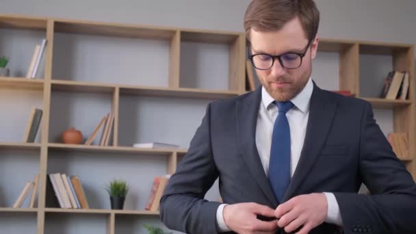 Homem Negócios Óculos Prende Casaco Olha Para Lado Retrato Gerente — Vídeo de Stock