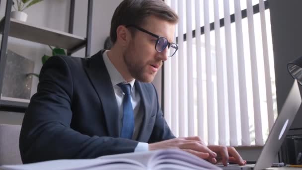 Adult Caucasian Angry Businessman Tired Office Desk Stressed Paperwork Deadline — Αρχείο Βίντεο