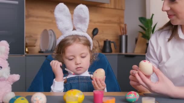 Мать Дочь Красят Яйца Пасху Счастливая Семья Готовится Праздникам Милая — стоковое видео