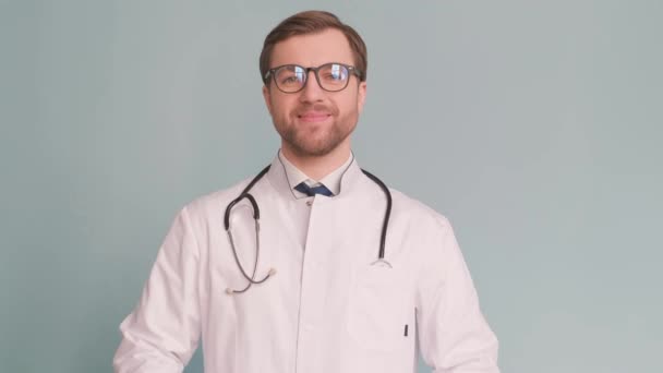Porträt Eines Gutaussehenden Europäischen Arztes Isoliert Auf Einem Grauen Hintergrund — Stockvideo