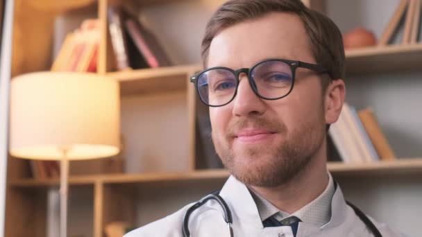 Porträt Eines Hübschen Jungen Arztes Weißen Mantel Der Die Kamera — Stockvideo