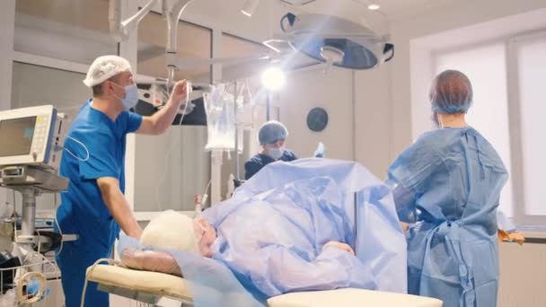 Chirurdzy Operują Nogi Starszej Kobiety Żylakami Proces Pracy Chirurgów Pionowe — Wideo stockowe