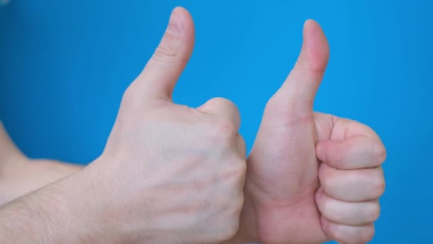 Két Férfi Kéz Mutatja Hüvelykujját Fényes Kék Háttérrel Osztályt Mutatnak — Stock videók