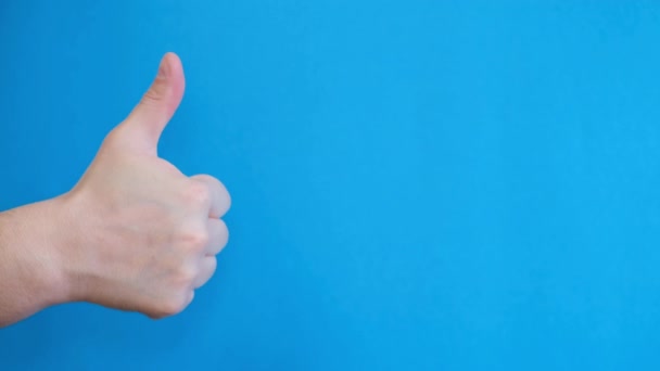Ręka Niebieskim Tle Pokazuje Kciuk Górę Mężczyzna Ręka Pokazując Klasa — Wideo stockowe