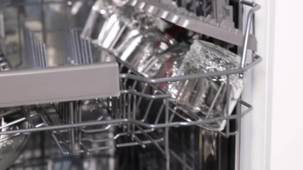 Καθαρά Γυαλιστερά Πιάτα Στο Πλυντήριο Πιάτων Έννοια Της Καθαριότητας Στην — Αρχείο Βίντεο