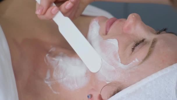 Tangan Seorang Kosmetologis Memegang Sikat Kosmetik Untuk Menerapkan Topeng Rejuvenasi — Stok Video
