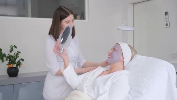 Kosmetolog Pratar Med Kvinnlig Klient Efter Föryngring Huden Skötsel Kvinnas — Stockvideo