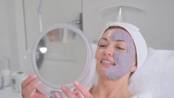 Ung Kvinna Med Lila Glänsande Glamour Mask Ansiktet Spa Salong — Stockvideo