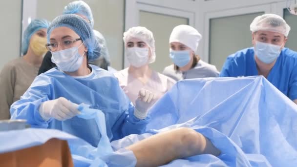 在现代手术室手术期间由医生组成的专业小组 卫生保健概念 垂直录像 — 图库视频影像