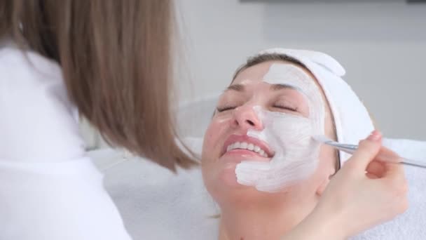 Nöjd Ung Vit Vacker Kvinna Med Hjälp Tjänster Professionell Kosmetolog — Stockvideo