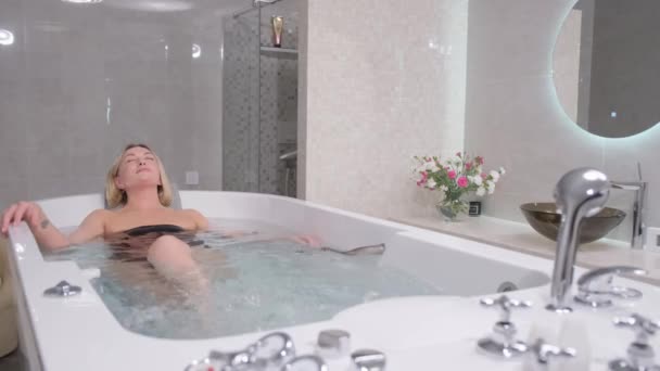 Uma Mulher Bonita Submetida Procedimento Hidromassagem Mulher Bonita Relaxante Banheira — Vídeo de Stock