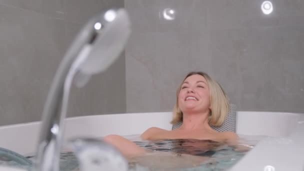 一个装满热水的按摩浴缸 一个躺在里面的女人会感觉到按摩程序的乐趣 — 图库视频影像