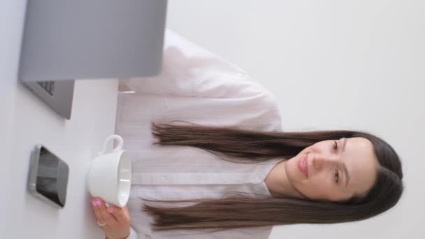 Genç Kadını Ofisteki Bilgisayarın Başında Çalışıyor Dikey Video — Stok video