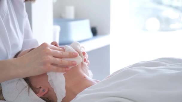 Piękna Kobieta Ręcznikiem Głowie Robi Sobie Masaż Twarzy Salonie Spa — Wideo stockowe
