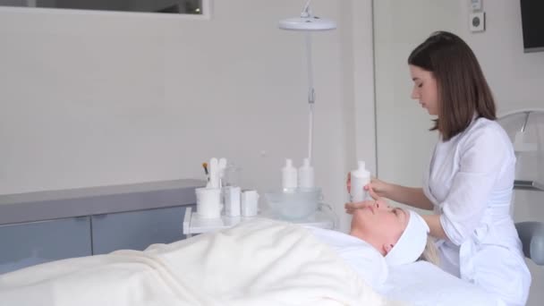 Cosmetologist Focuses Procedure Applying Mask Clients Face Woman Enjoys Relaxation — Stock Video