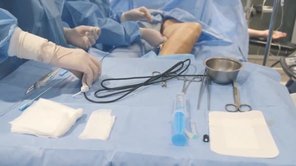 Kirurgisk Operation Benet Åreknuder Kirurg Udfører Operation Underekstremiteterne Steril Betjening – Stock-video