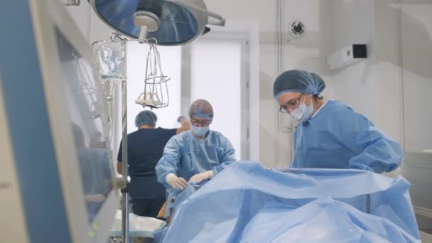 医疗队在手术室动手术的时候 老年患者静脉曲张的治疗 — 图库视频影像