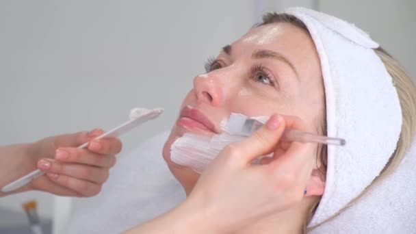 Process Kosmetisk Mask Massage Och Ansiktsbehandlingar Skönhetssalong Närbild Hudvårdskoncept Vertikal — Stockvideo