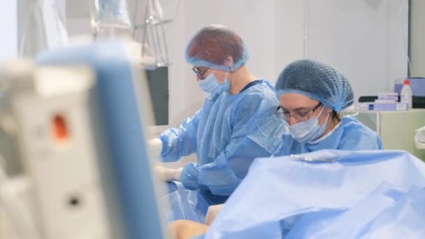 Chirurgische Behandeling Van Spataderen Van Onderste Ledematen Operatiekamer Een Chirurg — Stockvideo