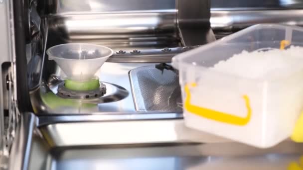 一个人拿着橡胶手套 用勺子把粉末倒入洗碗机的容器里 高质量洗碗用的化学方法 洗碗液 — 图库视频影像
