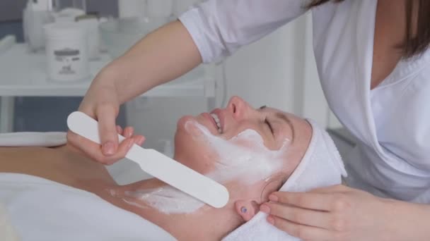 Cosmetologista Aplica Uma Máscara Hidratante Rosto Clientes Durante Procedimento Cuidados — Vídeo de Stock