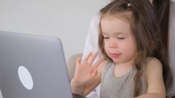 Bizneswoman Pracująca Nad Laptopem Domu Dzieckiem Dziecko Ingeruje Pracę Matek — Wideo stockowe