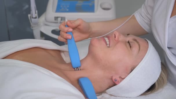 Mulher Tratamento Facial Uma Bela Mulher Recebendo Rejuvenescimento Lifting Facial — Vídeo de Stock