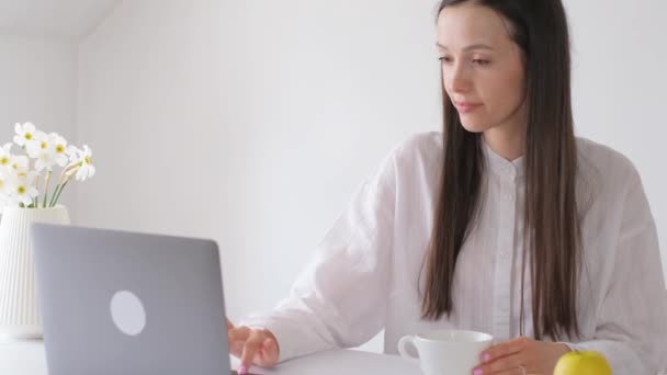 Evde Dizüstü Bilgisayarla Çalışan Güzel Bir Genç Kadın Dalgın Şçi — Stok video