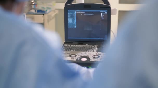 手术室里的操作程序 一个医生和一个护士在手术过程中 看着监视器 操作过程中的技术手段 垂直录像 — 图库视频影像