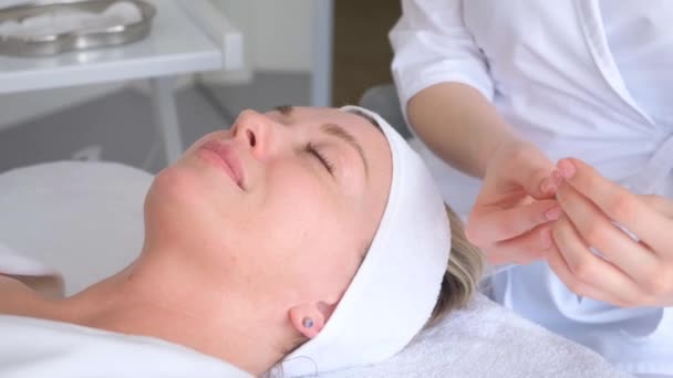 美容师进行面部皮肤更新注射程序 在现代美容院进行面部护理 垂直录像 — 图库视频影像