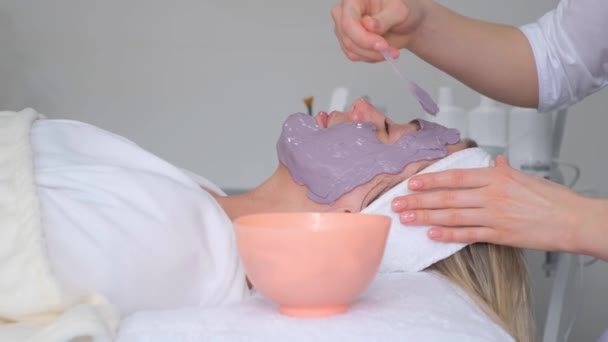 Cosmetologista Concentra Procedimento Aplicação Uma Máscara Rosto Dos Clientes Uma — Vídeo de Stock