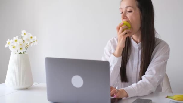 Die Junge Geschäftsfrau Isst Ihrem Büro Apfel Junge Geschäftsfrau Isst — Stockvideo