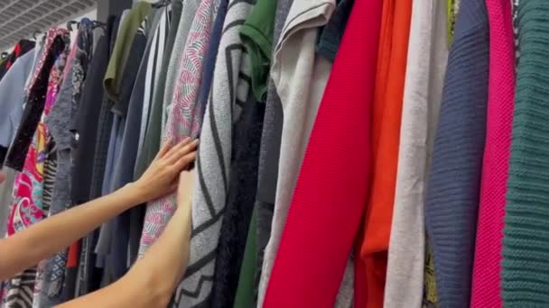 Gros Plan Une Femme Inspectant Des Vêtements Occasion Acheter Des — Video
