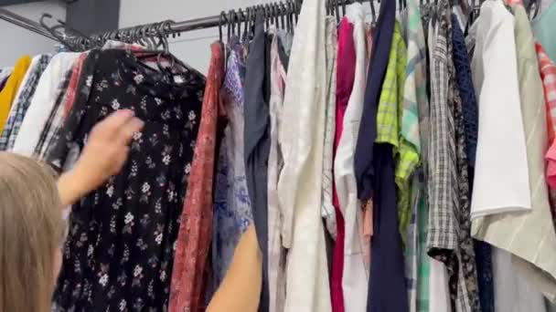Kvinna Väljer Kläder Second Hand Butik Köpa Begagnade Kläder Fotografering — Stockvideo