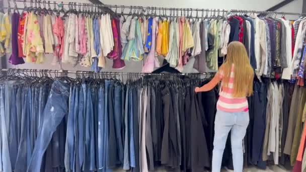 Reihen Von Altkleidern Hängen Kleiderbügeln Eine Frau Kauft Gebrauchte Kleidung — Stockvideo
