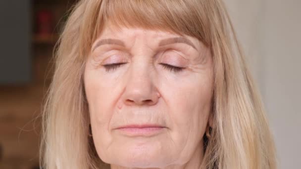 Porträt Einer Geballten Blonden Seniorin Mit Geschlossenen Augen Großaufnahme Einer — Stockvideo