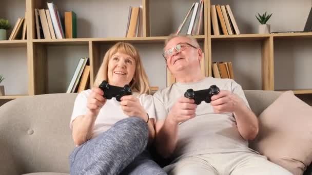 Ένα Πολύ Θετικό Ηλικιωμένο Ζευγάρι Που Παίζει Ένα Παιχνίδι Χρησιμοποιώντας — Αρχείο Βίντεο