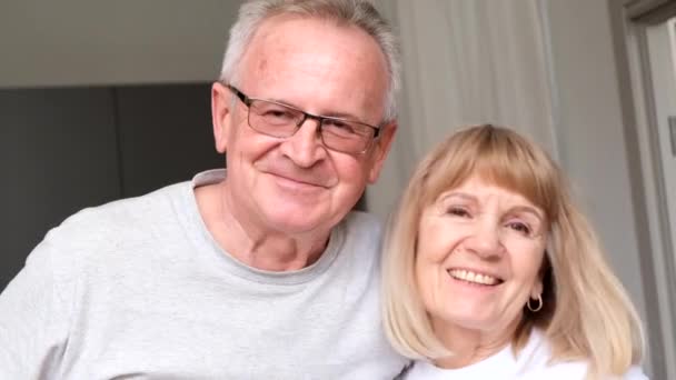 Porträt Eines Schönen Lächelnden Älteren Ehepaares Mit Amerikanischem Aussehen Das — Stockvideo