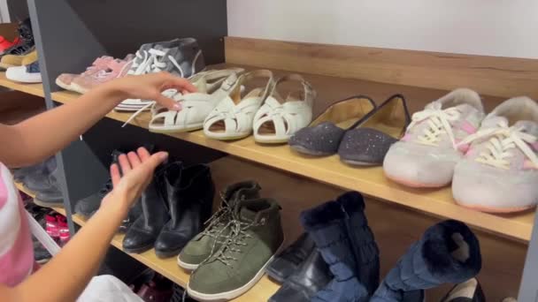 Kobieta Kupuje Używane Buty Sklepie Używanymi Moda Używane Rzeczy — Wideo stockowe