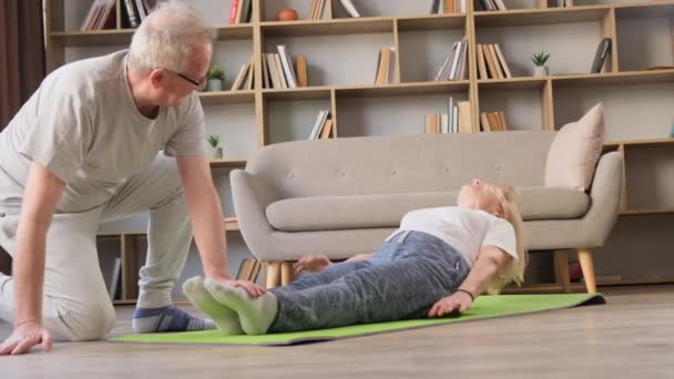 Szczęśliwa Starsza Para Ćwiczy Domu Sukces Babci Pompuje Mięśnie Brzucha — Wideo stockowe